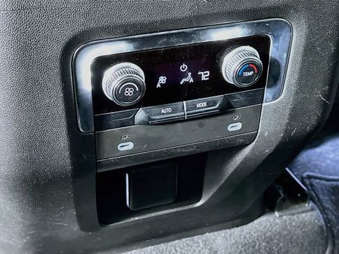 Used 2023 GMC Yukon XL SLT AWD/4WD image 37