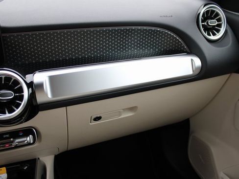 New 2025 Mercedes-Benz GLB 250 4MATIC image 32