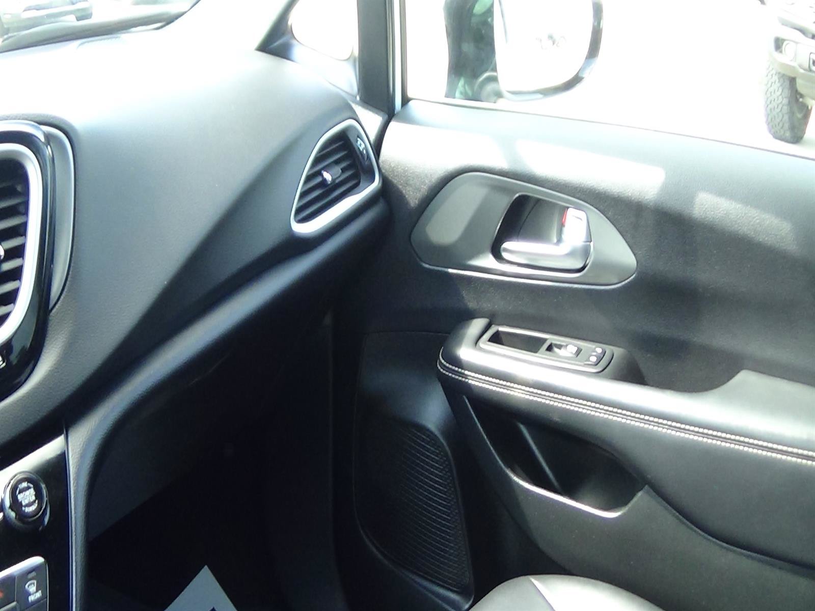 Certified 2025 Chrysler Pacifica Select FWD image 29
