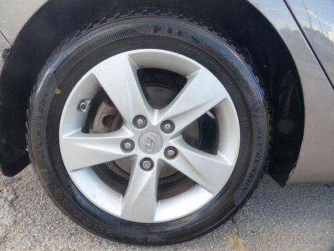 Used 2013 Hyundai Elantra GLS w/ Preferred Pkg FWD image 28