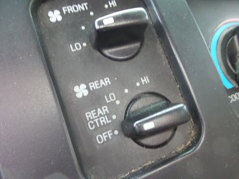 Used 2000 Ford E-150 and Econoline 150 RWD image 85