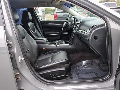 Used 2018 Chrysler 300 Limited image 16