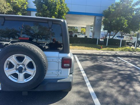 Used 2018 Jeep Wrangler Unlimited Sport S image 16