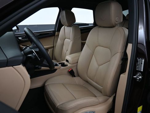 Certified 2025 Porsche Macan image 5