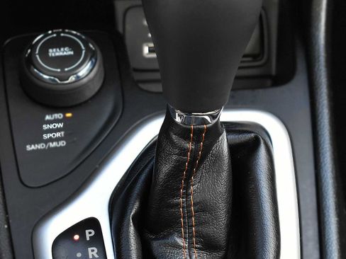 Used 2016 Jeep Cherokee Limited w/ Luxury Group image 20