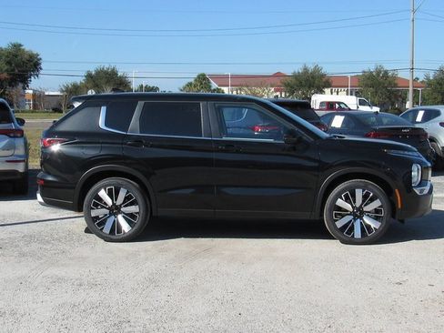 New 2025 Mitsubishi Outlander SE image 2