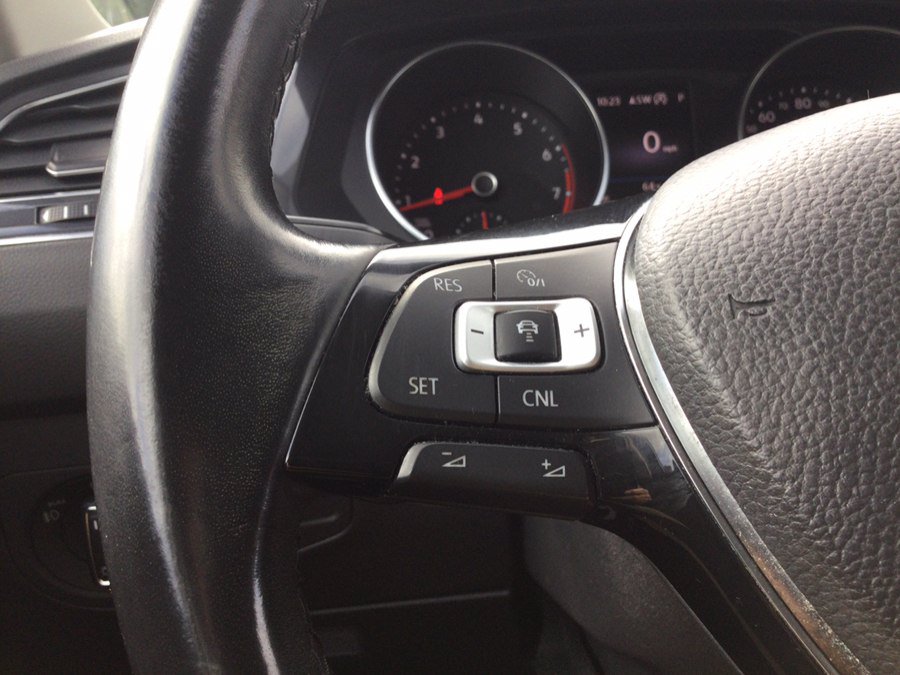 Used 2018 Volkswagen Tiguan SEL AWD/4WD image 29