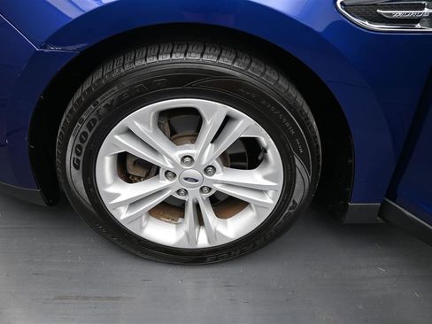 Used 2015 Ford Taurus SE FWD image 18
