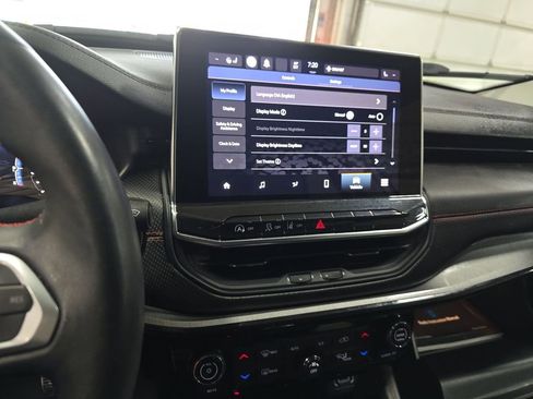 Used 2022 Jeep Compass Trailhawk w/ Trailhawk Convenience Group AWD/4WD image 5