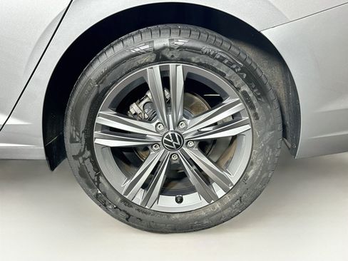 Used 2024 Volkswagen Jetta SE FWD image 11