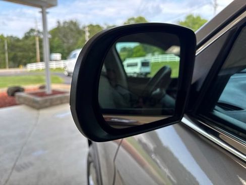 Used 2019 Jeep Cherokee Latitude w/ Cold Weather Group AWD/4WD image 32