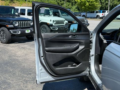 New 2025 Jeep Grand Cherokee L Altitude image 6