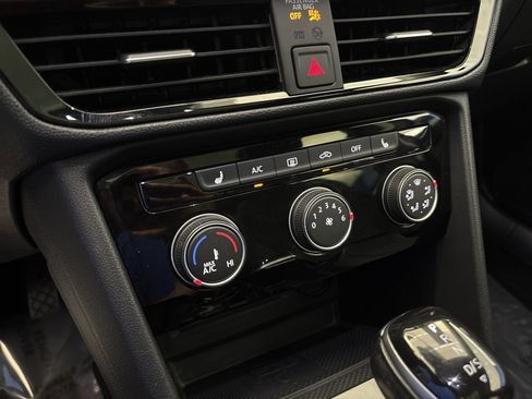 Used 2023 Volkswagen Taos SE w/ Panoramic Sunroof Package image 20