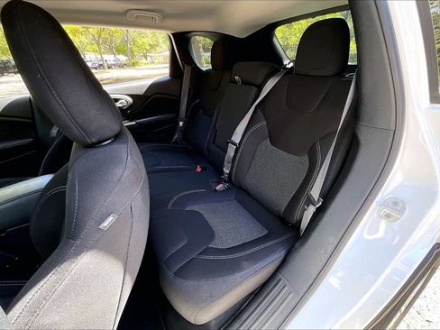 Used 2020 Jeep Cherokee Latitude FWD image 18