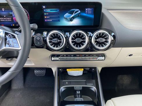 Certified 2025 Mercedes-Benz GLA 250 image 34