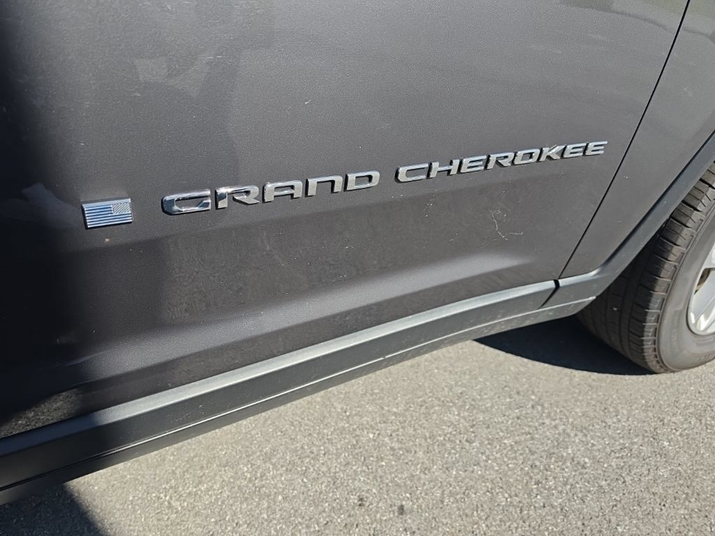 Used 2023 Jeep Grand Cherokee Laredo AWD/4WD image 31