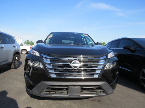 Used 2024 Nissan Rogue S FWD image 3