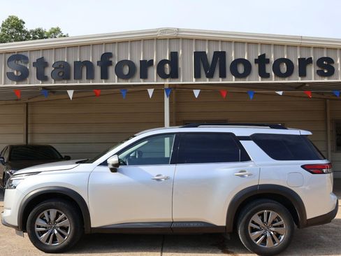 Used 2024 Nissan Pathfinder SV FWD image 3