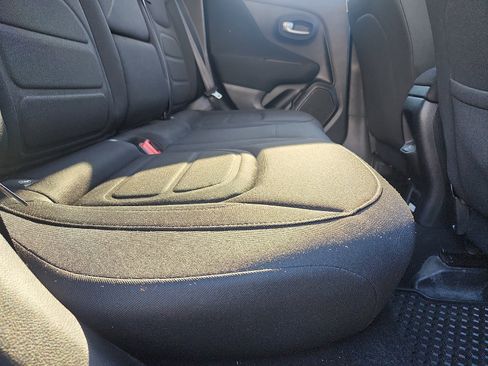 Used 2019 Jeep Renegade Latitude w/ Cold Weather Group image 30