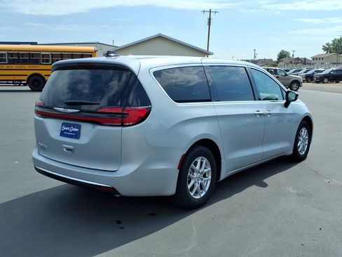 Used 2024 Chrysler Pacifica Touring-L FWD image 6