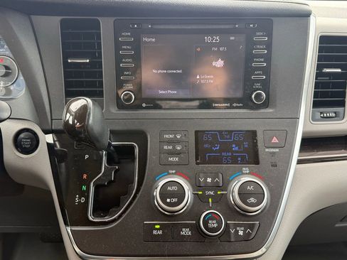 Used 2018 Toyota Sienna XLE image 19