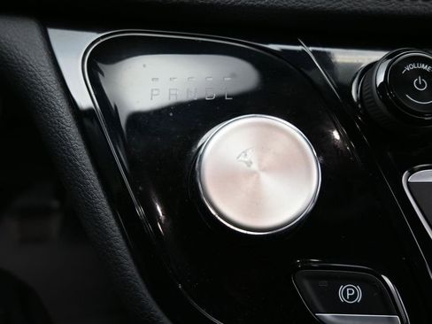 Used 2025 Chrysler Pacifica Select image 24