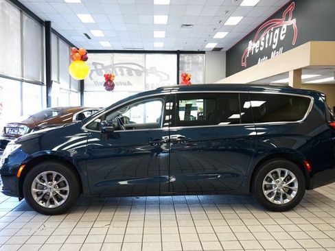 Used 2022 Chrysler Pacifica Touring-L image 4