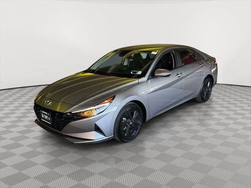 Used 2023 Hyundai Elantra SEL w/ Preferred Accessory Package FWD image 3