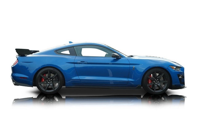 Used 2021 Ford Mustang Shelby GT500 w/ Carbon Fiber Track Pack RWD image 2