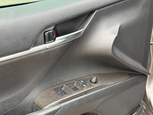 Used 2022 Toyota Camry SE image 11