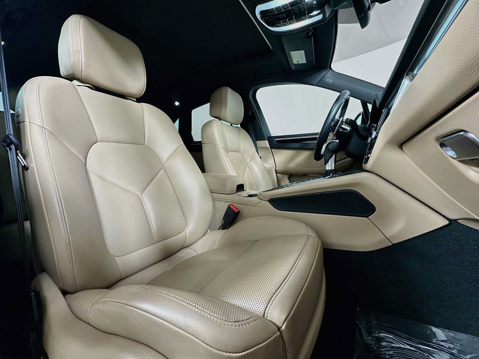 Certified 2021 Porsche Macan AWD/4WD image 29