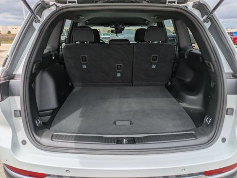 Used 2024 Jeep Grand Cherokee Laredo RWD image 23
