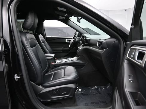 Used 2020 Ford Explorer XLT w/ Equipment Group 202A AWD/4WD image 28