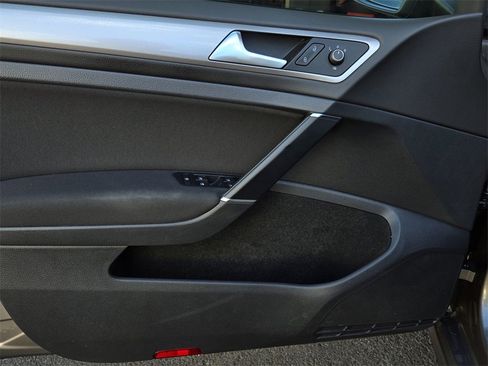 Used 2016 Volkswagen e-Golf SE w/ DC Fast Charging Package image 10