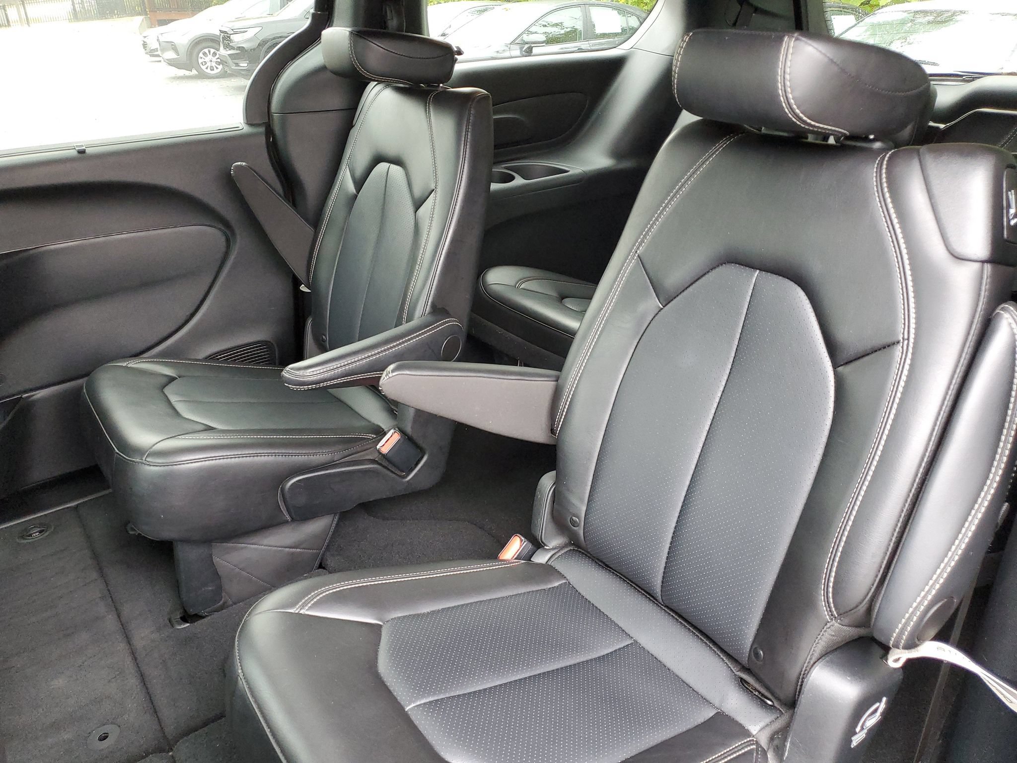 Used 2025 Chrysler Pacifica Select FWD image 30