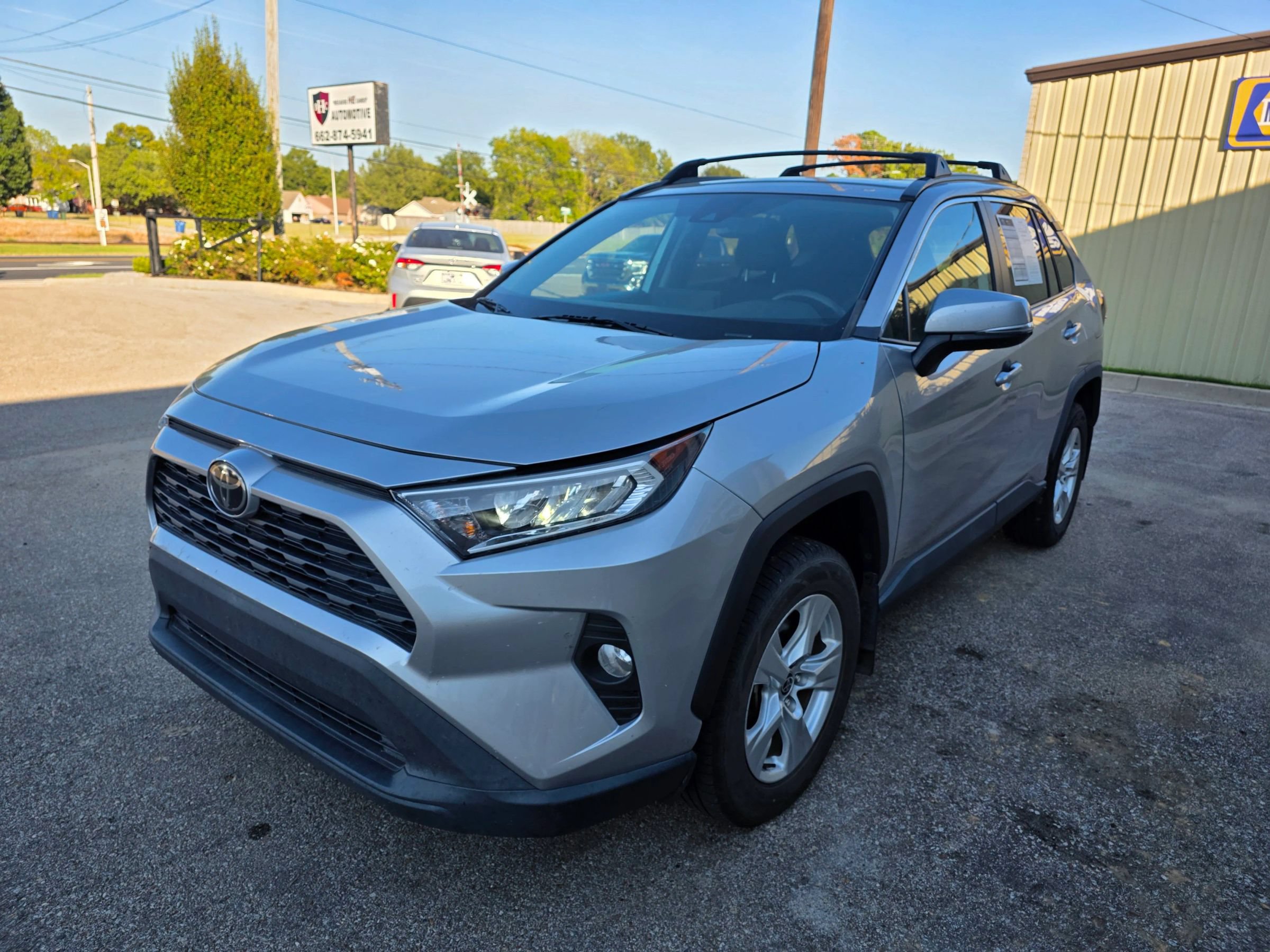 Used 2021 Toyota RAV4 XLE w/ Convenience Package FWD image 4