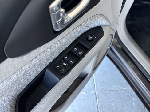 Used 2022 Jeep Compass Latitude w/ Sun and Sound Group image 17