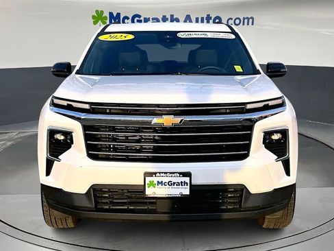 Used 2025 Chevrolet Traverse LT image 2