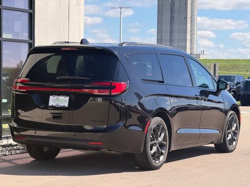 Used 2025 Chrysler Pacifica Limited FWD image 5