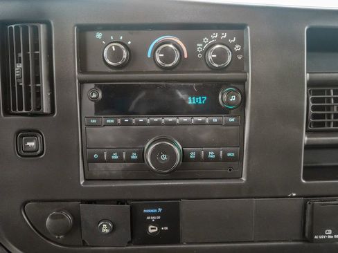 Used 2017 Chevrolet Express 3500 RWD image 18