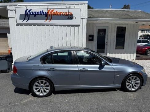 Used 2011 BMW 328i xDrive Sedan AWD/4WD image 2