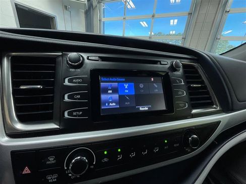 Used 2019 Toyota Highlander LE image 16