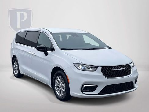New 2026 Chrysler Pacifica Select image 2