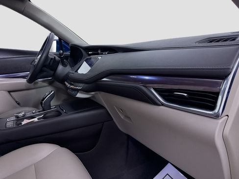 Used 2021 Cadillac XT4 Luxury w/ Cold Weather Package FWD image 31