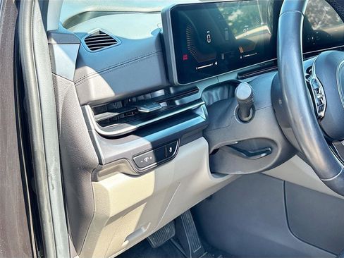 Used 2025 Kia Carnival FWD image 10