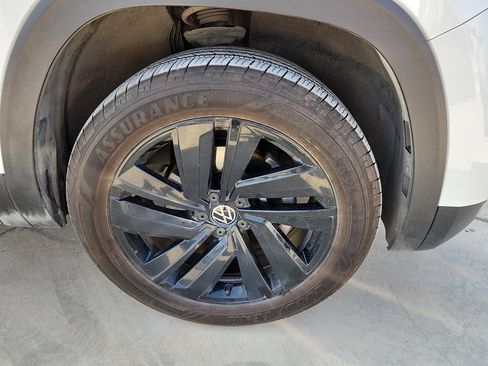 Used 2021 Volkswagen Atlas Cross Sport SE w/ 20" Black Wheels Package image 9