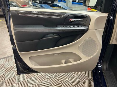 Used 2015 Chrysler Town & Country Touring FWD image 22