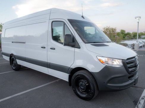 Used 2025 Mercedes-Benz Sprinter 2500 image 3