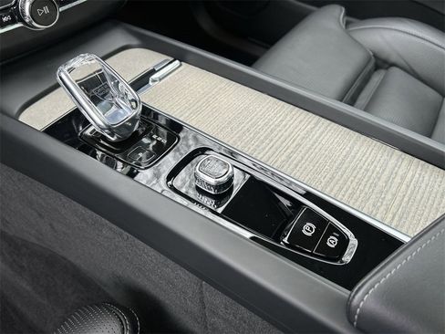 Certified 2022 Volvo XC60 B5 Inscription w/ Climate Package image 22