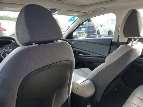 Used 2024 Hyundai Elantra Limited image 11